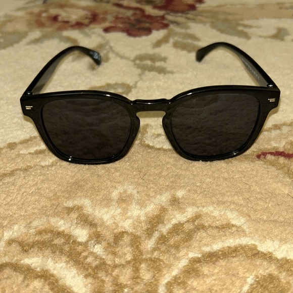 Accessories - Black shades sunglasses